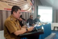 Staf Ahli Bupati Bidang Politik dan Hukum, Drs H Ardian menyampaikan sambutan tertulis Pj Bupati Barito Utara Indra Gunawan pada pelantikan anggota Panwascam se Barito Utara, di aula Senyiur, Senin, 16 Juni 2025. Foto: Istimewa