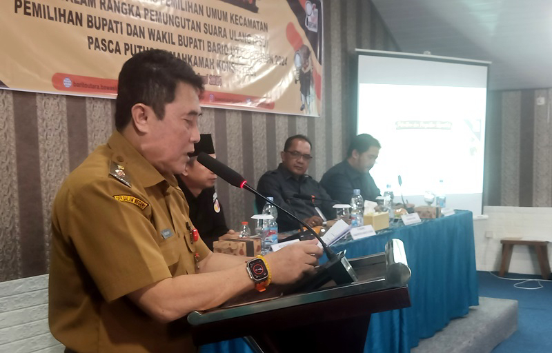 Staf Ahli Bupati Bidang Politik dan Hukum, Drs H Ardian menyampaikan sambutan tertulis Pj Bupati Barito Utara Indra Gunawan pada pelantikan anggota Panwascam se Barito Utara, di aula Senyiur, Senin, 16 Juni 2025. Foto: Istimewa