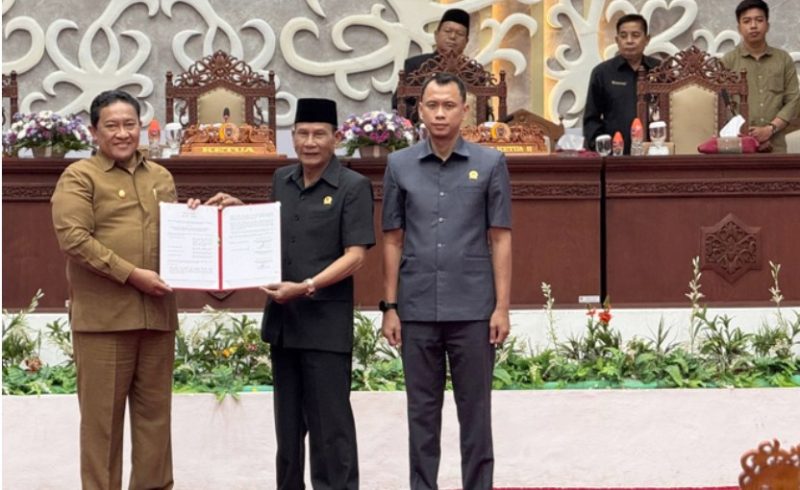 Ketua DPRD Kalteng Arton S Dohong bersama Wakil Ketua II DPRD Kalteng M Ansyari dan Wagub Kalteng usai penandatanganan berita acara persetujuan terkait raperda pelaksanaan pertanggungjawaban APBD Tahun Anggaran 2024 untuk ditetapkan menjadi Perda di ruangan rapat paripurna, Rabu (18/6/2025). Foto:Istimewa