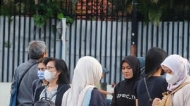 Sejumlah indikator ekonomi terbaru menunjukkan bahwa masyarakat kian menahan diri untuk berbelanja, sementara sektor manufaktur ambruk dihantam badai ketidakpastian.