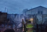 Kebakaran menghanguskan 3 rumah, 1 bengkel dan 2 buah minibus di kawasan padat penduduk Jalan Cempaka Putih RT 25, Kelurahan Melayu, Teweh Tengah, Barut, Kalteng. Foto: Disdamkarmat Barut