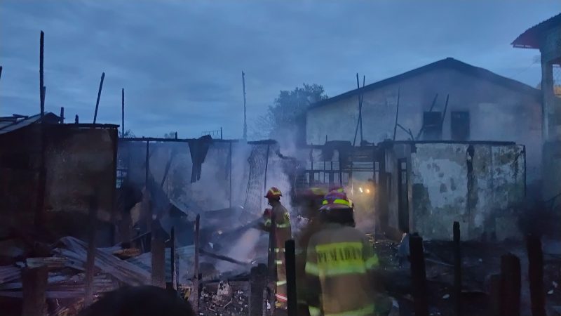 Kebakaran menghanguskan 3 rumah, 1 bengkel dan 2 buah minibus di kawasan padat penduduk Jalan Cempaka Putih RT 25, Kelurahan Melayu, Teweh Tengah, Barut, Kalteng. Foto: Disdamkarmat Barut