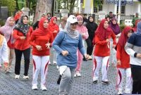 Pj Ketua Tim Penggerak (TP) PKK Barito Utara (Barut), Kalimantan Tengah, Melly Novita, menggelar kegiatan senam pagi bersama di halaman Kantor Bupati Barut pada Minggu pagi, 1 Juni 2025. Foto: Diskominfosandi Barut
