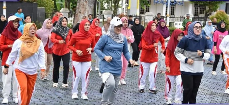 Pj Ketua Tim Penggerak (TP) PKK Barito Utara (Barut), Kalimantan Tengah, Melly Novita, menggelar kegiatan senam pagi bersama di halaman Kantor Bupati Barut pada Minggu pagi, 1 Juni 2025. Foto: Diskominfosandi Barut