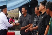 Penjabat (Pj) Bupati Barito Utara (Barut), Kalteng, Indra Gunawan, didampingi oleh sejumlah pejabat daerah, meninjau langsung lokasi kebakaran yang terjadi di Jalan Cempaka Putih RT 25 Kelurahan Melayu, pada Minggu, 1 Juni 2025 pukul 01.45 WIB. Foto: Diskominfosandi Barut