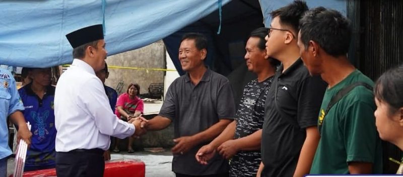 Penjabat (Pj) Bupati Barito Utara (Barut), Kalteng, Indra Gunawan, didampingi oleh sejumlah pejabat daerah, meninjau langsung lokasi kebakaran yang terjadi di Jalan Cempaka Putih RT 25 Kelurahan Melayu, pada Minggu, 1 Juni 2025 pukul 01.45 WIB. Foto: Diskominfosandi Barut