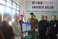 Bupati Tanah Laut (Tala), H Rahmat Trianto meluncurkan inovasi sidang terpadu di luar gedung pengadilan bernama ‘Anggrek Bulan’ di Aula Kantor Kecamatan Bati-Bati pada Selasa, 3 Juni 2025. Foto: MC Tala