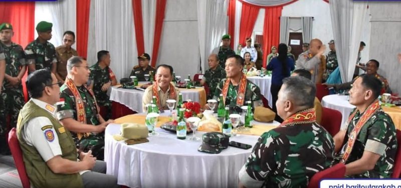 Pj Bupati Barito Utara (Barut), Kalimantan Tengah, Indra Gunawan bersama dengan Bupati Murung Raya (Mura) Heriyus beserta Unsur FKPD menyambut kedatangan Wakil Kepala Staf Angkatan Darat (Wakasad) Letjen TNI Tandyo Budi Revita di Bandara Dirung Lingkin Puruk Cahu, Selasa, 3 Juni 2025. Foto: Diskominfosandi Barut