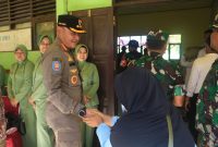 Bupati Tanah Laut (Tala), H Rahmat Trianto menegaskan, Pemerintah Kabupaten (Pemkab) Tala bakal melanjutkan pembangunan yang telah dilakukan oleh jajaran TNI melalui program TNI Manunggal Membangun Desa (TMMD) Ke-124 oleh Komando Distrik Militer (Kodim) 1009/Tla di Desa Gunung Melati, Kecamatan Batu Ampar selama satu bulan ini. Foto: Istimewa