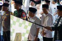 Pj Bupati Barito Utara (Barut), Kalteng, Indra Gunawan melepas secara resmi peserta pawai takbir mobil hias dan jalan kaki dalam rangka memeriahkan hari raya Iduladha 1446 Hijriah yang dilaksanakan di Bundaran Bupati Muara Teweh, Kamis 5 Juni 2025. Foto: Diskominfosandi Barut