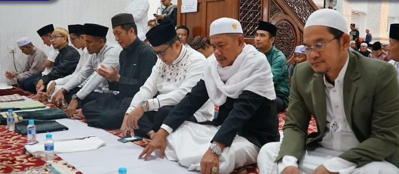 Pj Bupati Barito Utara (Barut), Kalteng, Indra Gunawan, melaksanakan Salat Iduladha 1446 Hijriah bersama jajaran perangkat daerah dan masyarakat di Masjid Raya Shiratal Mustaqim, Muara Teweh, Jumat, 6 Juni 2025. Foto: Diskominfosandi Barut