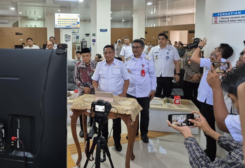 Wakil Bupati (Wabup) Tanah Laut (Tala), H Muhammad Zazuli, menghadiri secara daring peresmian Mal Pelayanan Publik (MPP) Triwulan II/2025 di Jakarta, yang diselenggarakan langsung dari MPP Tala, pada Rabu, 11 Juni 2025. Foto: M Lutfi Ashidiqi/1tulah.com