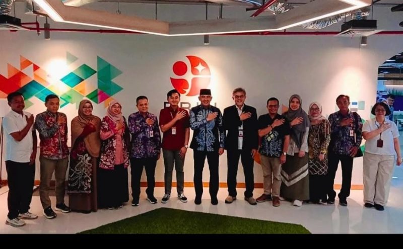 Pemerintah Kabupaten (Pemkab).Tanah Laut (Tala) menunjukkan komitmen kuat dalam mengakselerasi transformasi digital dengan berpartisipasi aktif dalam Focus Group Discussion (FGD) yang membahas persiapan Evaluasi Pemerintah Digital (Pemdi) 2026 dan tindak lanjut hasil Evaluasi Sistem Pemerintahan Berbasis Elektronik (SPBE) 2025. Foto: MC Tala