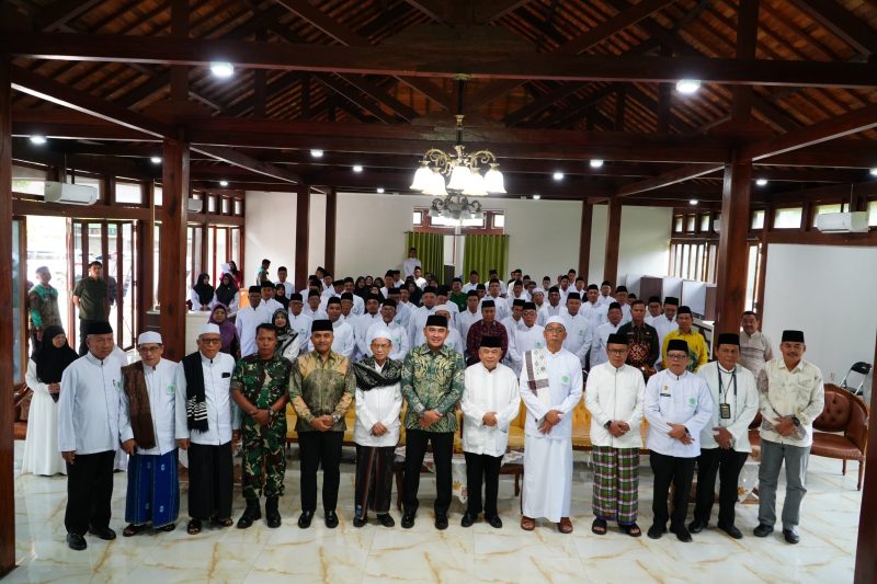 Dalam langkah strategis memperkuat sinergi dan harmonisasi, Pemerintah Kabupaten (Pemkab) Tanah Laut (Tala) dan Majelis Ulama Indonesia (MUI) setempat menandai babak baru kerja sama dengan pengukuhan pengurus MUI Tala periode 2025–2030. Foto: MC Tala