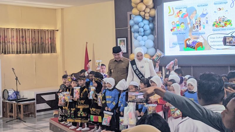 Bupati Tanah Laut (Tala), H Rahmat Trianto, secara resmi melantik Pokja Bunda Paud Tala, di Gedung Serantang Saruntung Pelaihari, pada Senin, 16 Juni 2025. Foto: M Lutfi Ashidiqi/1tulah.com