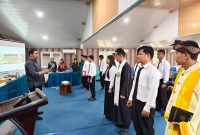 Ketua Bawaslu Barut, Adam Parawansa Syahbubakar, melantik Panitia Pengawas Pemilu Kecamatan (Panwascam) dari 9 kecamatan se-Barut, dalam rangka persiapan pemungutan suara ulang (PSU) Pemilihan Kepala Daerah (Pilkada) 2024. Foto: Istimewa
