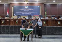 Pemkab Tanah Laut (Tala) dan DPRD setempat menunjukkan komitmen kuat terhadap percepatan pembangunan daerah melalui penandatanganan Nota Kesepakatan Perubahan Kebijakan Umum Anggaran (KUA), Prioritas dan Plafon Anggaran Sementara (PPAS) Tahun Anggaran 2025. Foto: M Lutfi Ashidiqi/1tulah.com