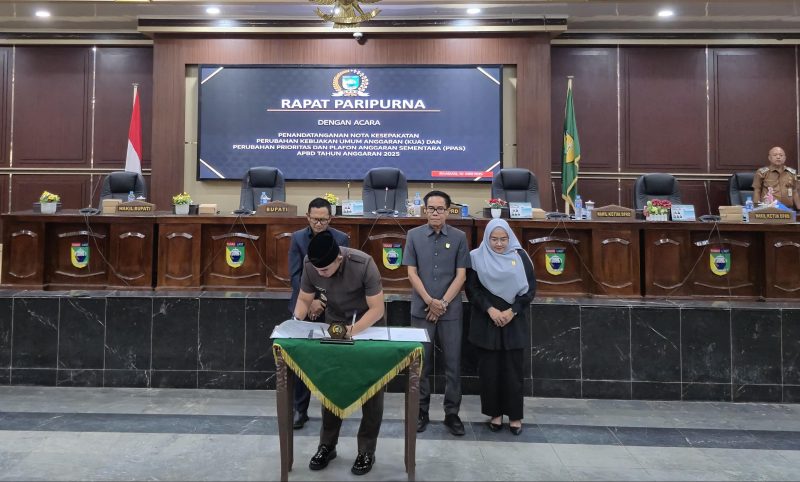 Pemkab Tanah Laut (Tala) dan DPRD setempat menunjukkan komitmen kuat terhadap percepatan pembangunan daerah melalui penandatanganan Nota Kesepakatan Perubahan Kebijakan Umum Anggaran (KUA), Prioritas dan Plafon Anggaran Sementara (PPAS) Tahun Anggaran 2025. Foto: M Lutfi Ashidiqi/1tulah.com