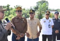 Pj Bupati Barito Utara (Barut), Kalimantan Tengah, Indra Gunawan meninjau langsung kegiatan pasar murah yang dilaksanakan di Halaman Perusda Batara Membangun, Sabtu, 21 Juni 2025. Foto: Diskominfosandi Barut