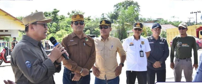 Pj Bupati Barito Utara (Barut), Kalimantan Tengah, Indra Gunawan meninjau langsung kegiatan pasar murah yang dilaksanakan di Halaman Perusda Batara Membangun, Sabtu, 21 Juni 2025. Foto: Diskominfosandi Barut