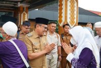 Pemkab Barito Utara (Barut), Kalteng, menggelar acara penyambutan kepulangan rombongan jemaah haji 2025, yang berlangsung hangat dan penuh haru di halaman Kantor Bupati Barut, Selasa, 23 Juni 2025. Foto: Diskominfosandi Barut