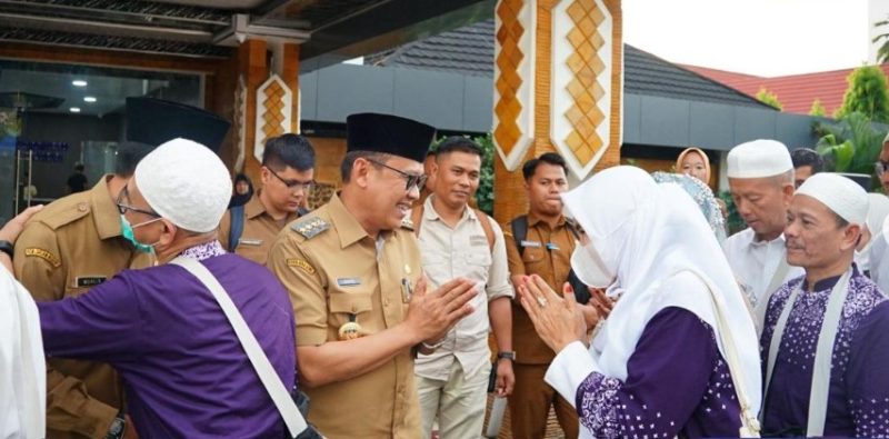 Pemkab Barito Utara (Barut), Kalteng, menggelar acara penyambutan kepulangan rombongan jemaah haji 2025, yang berlangsung hangat dan penuh haru di halaman Kantor Bupati Barut, Selasa, 23 Juni 2025. Foto: Diskominfosandi Barut