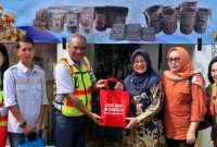 Ketua DWP Barut Marsiana Muhlis beserta rombongan melakukan kunjungan kerja ke sejumlah pelaku Industri Kecil Menengah (IKM) dan UMKM yang telah ditargetkan. Foto: Diskominfosandi Barut