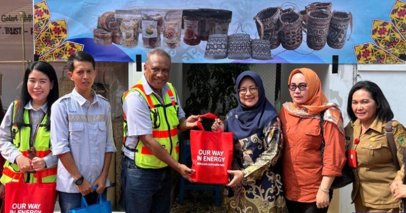 Ketua DWP Barut Marsiana Muhlis beserta rombongan melakukan kunjungan kerja ke sejumlah pelaku Industri Kecil Menengah (IKM) dan UMKM yang telah ditargetkan. Foto: Diskominfosandi Barut