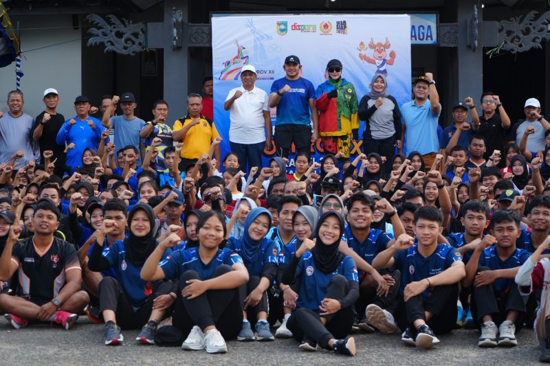 Bupati Tanah Laut, H Rahmat Trianto, dalam arahannya yang penuh semangat, memberikan motivasi langsung kepada para atlet yang akan berlaga pada Pekan Olahraga Provinsi (Porprov) Kalimantan Selatan. Foto: MC Tala