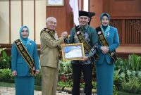 Bupati Tanah Laut (Tala) H Rahmat Trianto, didampingi Ketua Tim Penggerak Pemberdayaan Kesejahteraan Keluarga (TP PKK) Hj Dian Rahmat, dikukuhkan sebagai Ayah Bunda Generasi Berencana (GenRe) oleh Gubernur Kalsel H Muhidin, Selasa, 24 Juni 2025. Foto: MC Tala