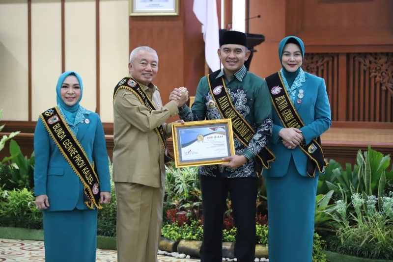 Bupati Tanah Laut (Tala) H Rahmat Trianto, didampingi Ketua Tim Penggerak Pemberdayaan Kesejahteraan Keluarga (TP PKK) Hj Dian Rahmat, dikukuhkan sebagai Ayah Bunda Generasi Berencana (GenRe) oleh Gubernur Kalsel H Muhidin, Selasa, 24 Juni 2025. Foto: MC Tala