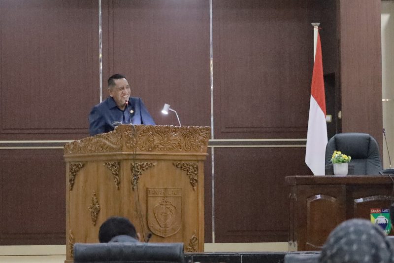 Wakil Bupati (Wabup) Tanah Laut (Tala), H Muhammad Zazuli, menyampaikan Rancangan Peraturan Daerah (Raperda) tentang Perubahan APBD Tahun Anggaran 2025 beserta Nota Keuangannya dalam rapat paripurna DPRD di Gedung DPRD Tala pada Selasa, 24 Juni 2025. Foto: MC Tala