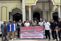 Kasat Intelkam Polres HSU, Iptu Agus Murti Widodo, bersama, puluhan warga Amuntai saat membentangkan spanduk bertuliskan 
