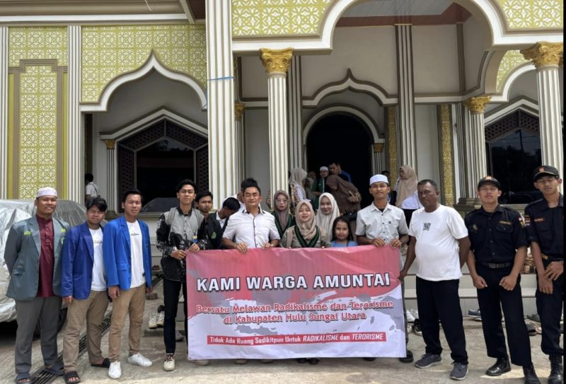 Kasat Intelkam Polres HSU, Iptu Agus Murti Widodo, bersama, puluhan warga Amuntai saat membentangkan spanduk bertuliskan 