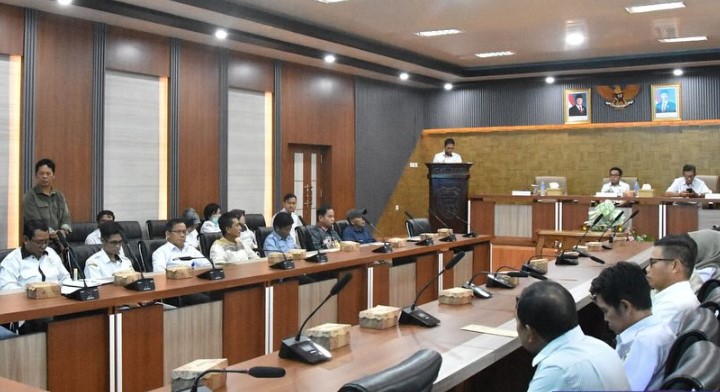 Asisten I Bidang Pemerintah dan Kesra, Eveready Noor dalam acara Penandatanganan Perjanjian Kerja Sama antara BUMDes, BUMDesma dengan Perusahaan Daerah Batara Membangun yang dilaksanakan di Aula Setda Muara Teweh, Rabu, 25 Juni 2025. Foto: Diskominfosandi Barut