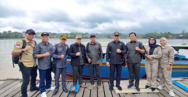 Sejumlah anggota DPRD Barito Utara (Barut), Kalimantan Tengah, bersama tiga staf sekretariat dewan melaksanakan kunjungan ke Kecamatan Lahei Barat, dalam rangka melakukan verifikasi lapangan atas permasalahan ganti rugi lahan atau tali asih di area Izin Usaha Pertambangan (IUP) milik PT PADAIDI–PT KDC, Selasa, 10 Juni 2025. Foto: Setwan Barut