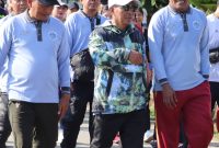 Bupati Mura Heriyus bersama Forkopimda dalam kegiatan jalan sehat, Minggu (8/06/2025)