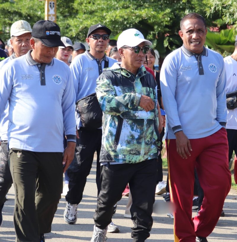 Bupati Mura Heriyus bersama Forkopimda dalam kegiatan jalan sehat, Minggu (8/06/2025)