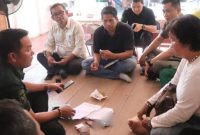 Wabup Mura Rahmanto saat menemui warga