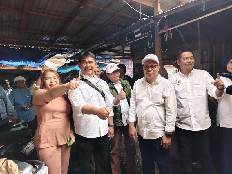 Paslon Shalahuddin-felix didampingi H Gogo Purman Jaya, saat berkunjung di Pasar Pendopo Muara Teweh, Kamis(19/6/25). Foto. Deni