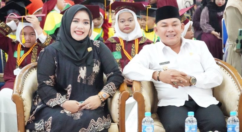 Wabup Mura Rahmanto Muhidin dan istri