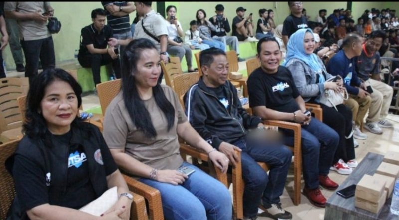 Bupati Mura Heriyus dan Wabup Rahmanto dalam acara penutupan turnamen futsal tingkat SMP