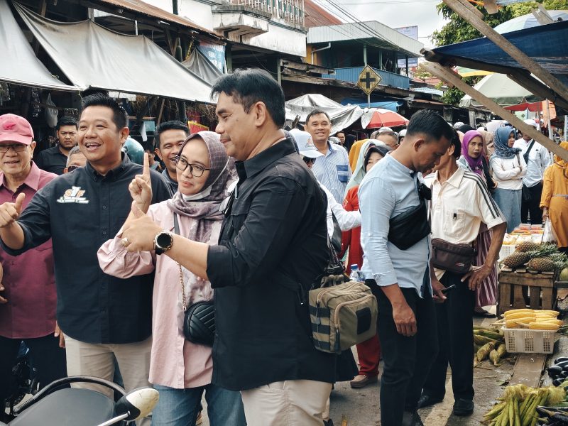 Shalahuddin-Felix saat diajak foto bersama dengan pengunjung pasar, Jumat(20/06/25). Foto. deni/1tulah.com