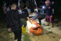 Petugas gabungan saat evakuasi jasad korban (foto : ist)