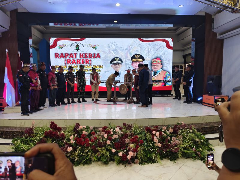 Pj Bupati Barito Utara, Indra Gunawan saat memukul Gong tanda di bukanya Raker DAD, Selasa(24/6/25). Foto. Deni/1tulah.com