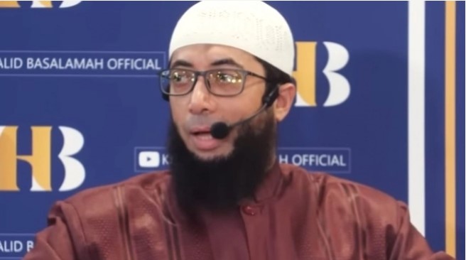 Ustaz Khalid Basalamah memberi klarifikasi usai diperiksa KPK. (YouTube/Khalid Basalamah Official)