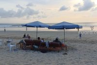 Wisatawan sedang menikmati Pantai Kuta, Bali, Selasa (20/9/2023) [Eviera Paramita Sandi]
