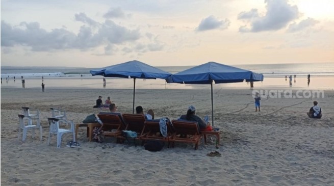 Wisatawan sedang menikmati Pantai Kuta, Bali, Selasa (20/9/2023) [Eviera Paramita Sandi]