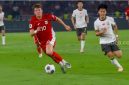 Pesepak bola Timnas Indonesia Ole Romeny berebut bola dengan pemain Timnas China dalam pertandingan Grup C putaran ketiga Kualifikasi Piala Dunia 2026 zona Asia antara Indonesia melawan China di Stadion Utama Gelora Bung Karno, Jakarta, Kamis (5/6/2025). [Suara.com/Alfian Winanto]