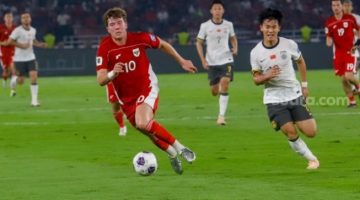 Pesepak bola Timnas Indonesia Ole Romeny berebut bola dengan pemain Timnas China dalam pertandingan Grup C putaran ketiga Kualifikasi Piala Dunia 2026 zona Asia antara Indonesia melawan China di Stadion Utama Gelora Bung Karno, Jakarta, Kamis (5/6/2025). [Suara.com/Alfian Winanto]